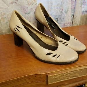 Etienne Aignier tan size 8 heel shoe